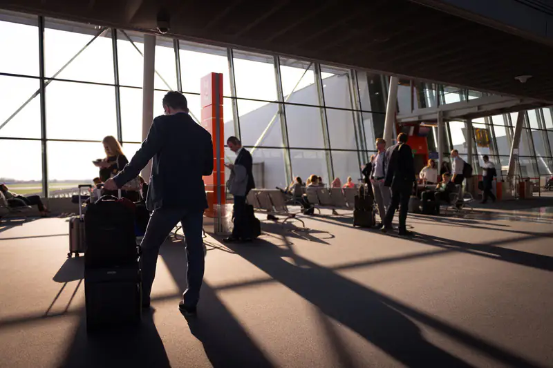 Putnici sa koferima na aerodromu – prodaja stana iz inostranstva