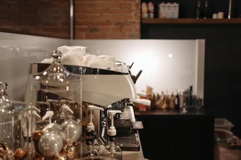 Profesionalni aparat za espresso i mlinovi u kafiću