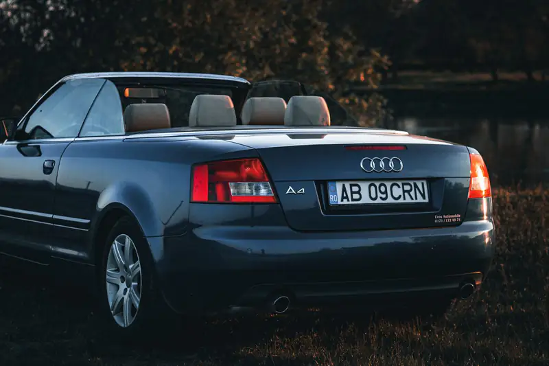 Tamni Audi A4 kabriolet