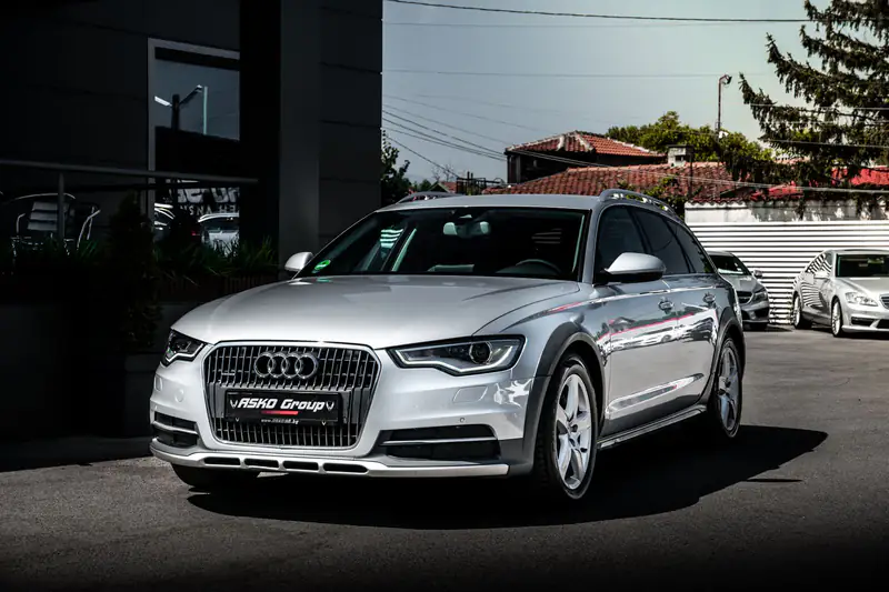 Srebrni Audi A6 allroad