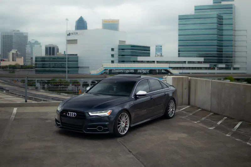 Crni Audi A6 C7 limuzina na parkingu