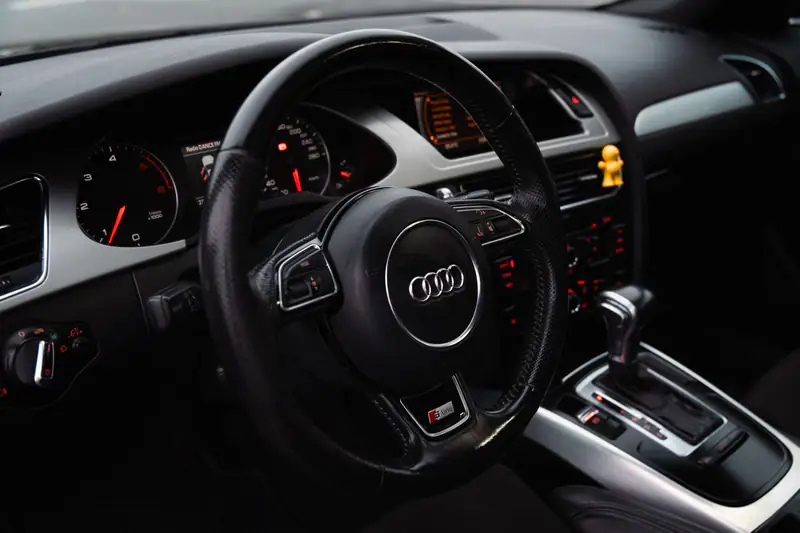 Enterijer Audija sa volanom i automatskim menjačem