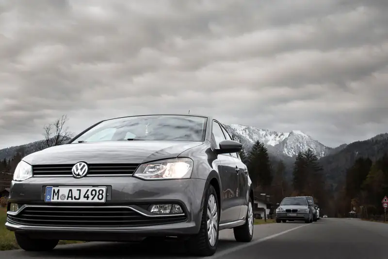 Volkswagen sa nemačkim tablicama na planinskom putu