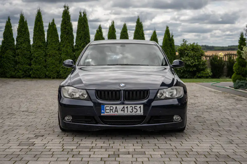 Tamni BMW serije 3 E90, prednja strana