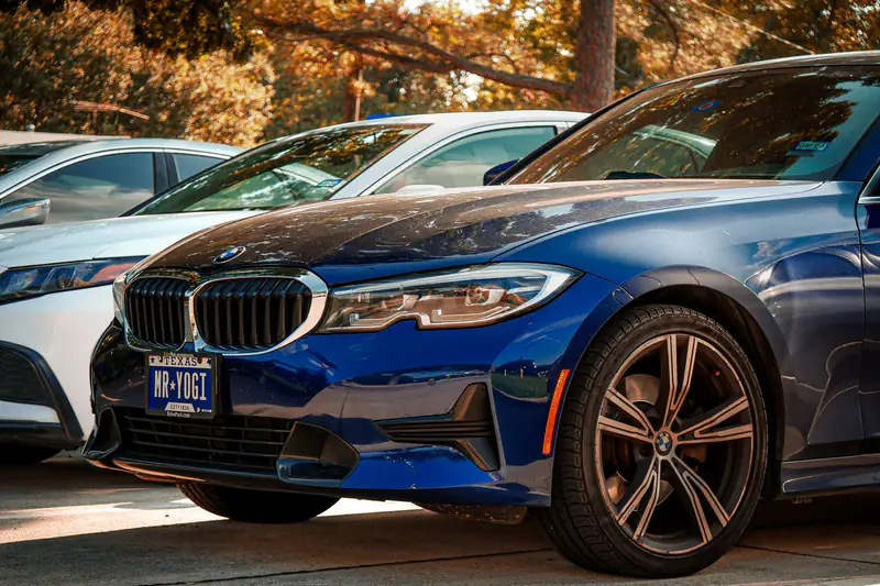 Plavi BMW serije 3 G20 na parkingu