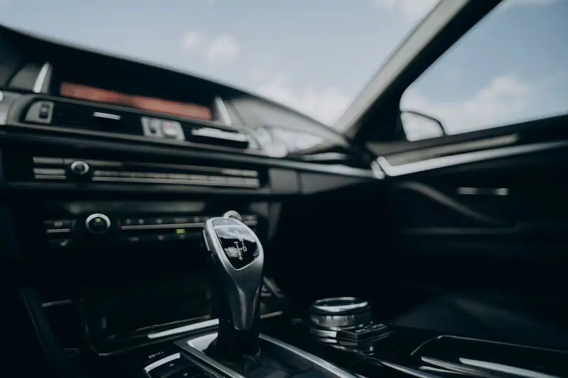Enterijer BMW serije 5 sa menjačem i ekranom