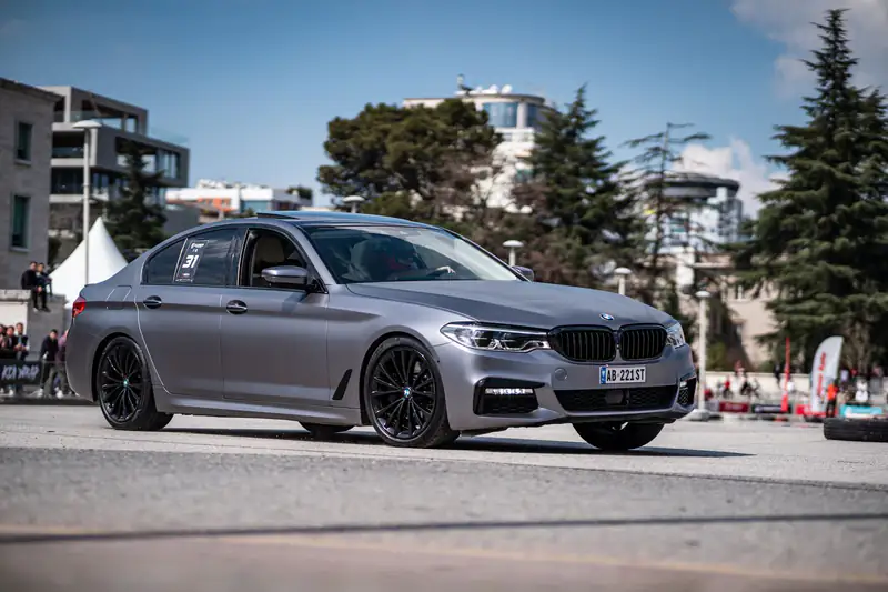 Sivi BMW serije 5 G30 na izložbi automobila