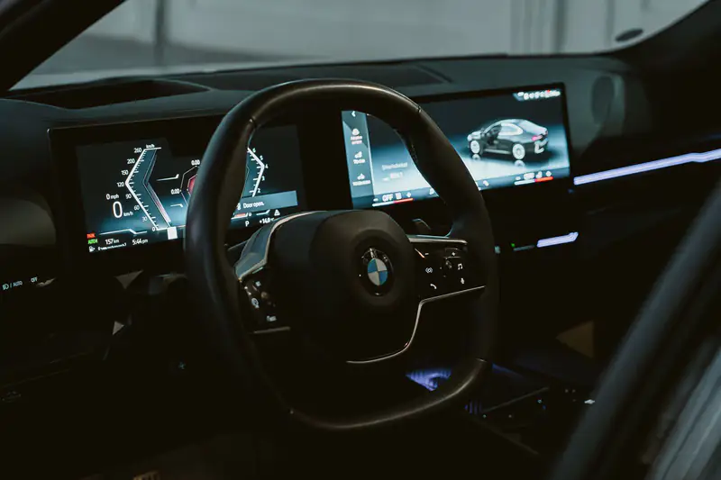 Moderni enterijer BMW-a sa digitalnim ekranima