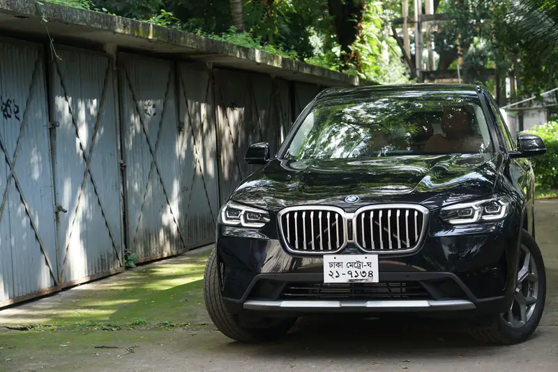 Crni BMW X3 G01 parkiran na ulici