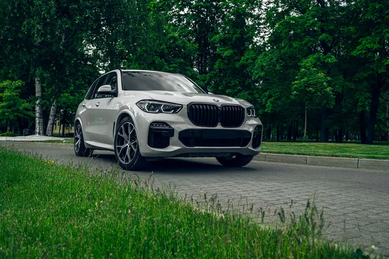 Beli BMW X5 G05 parkiran u prirodi