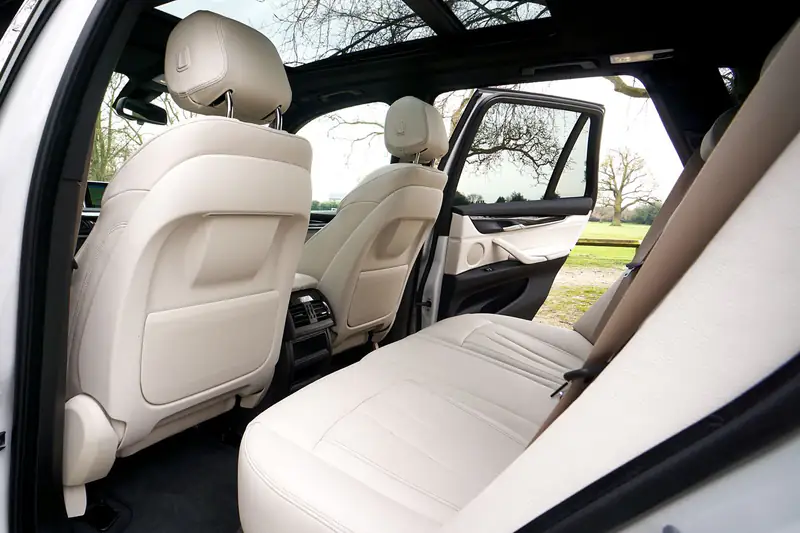 Enterijer BMW X5 sa svetlom kožom i panorama krovom