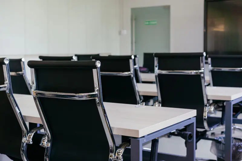 Konferencijska sala sa stolom i kožnim stolicama