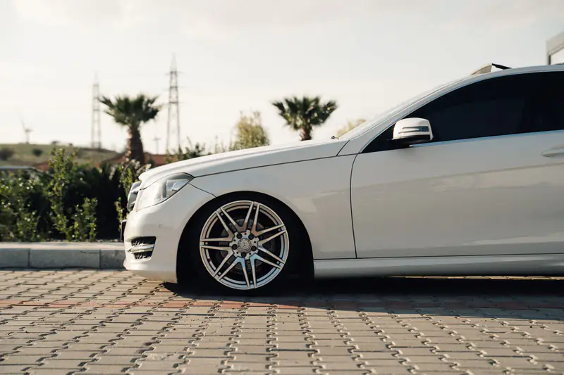 Beli Mercedes C klasa kupe, pogled sa strane