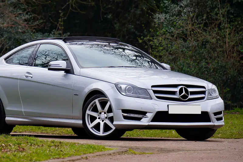 Srebrni Mercedes C klasa kupe C204