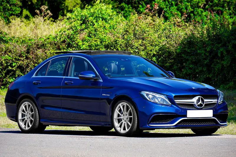 Plavi Mercedes C klasa W205 limuzina