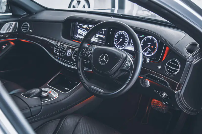 Enterijer Mercedes S klase sa digitalnim instrumentima