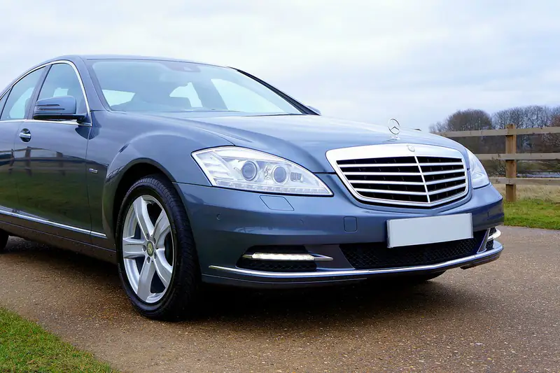 Plavi Mercedes S klasa W221 posle redizajna