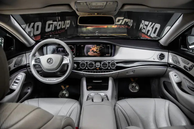 Enterijer Mercedes S klase W222 sa svetlom kožom