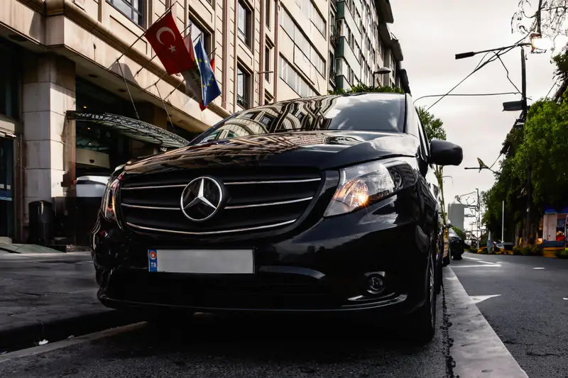 Crni Mercedes Vito kombi parkiran u gradu