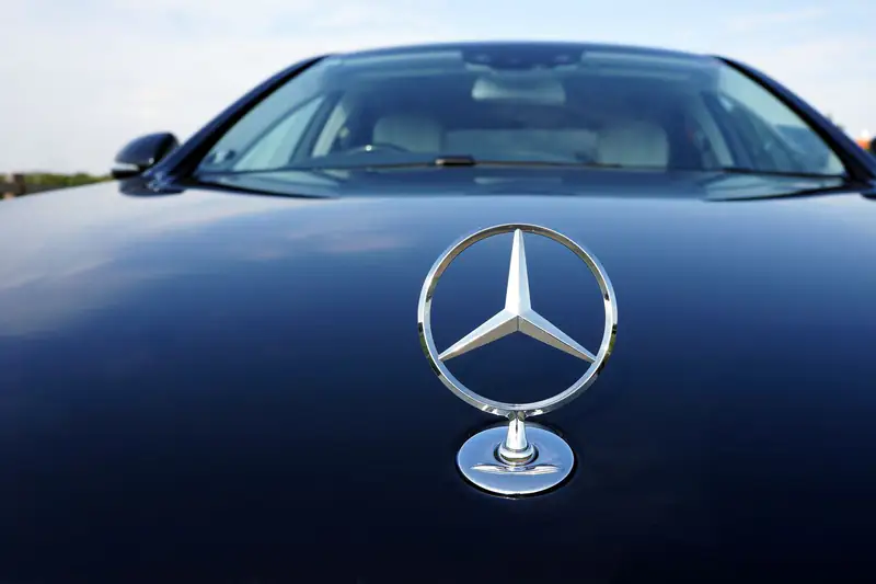 Mercedes znak na haubi S klase