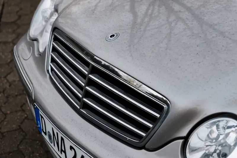 Mercedes sa nemačkim registarskim tablicama