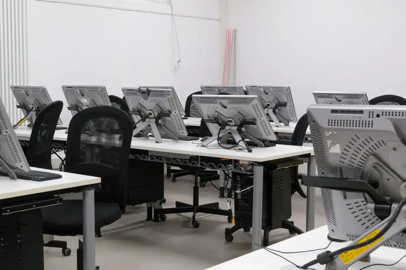 Računari i monitori na radnim mestima u kancelariji