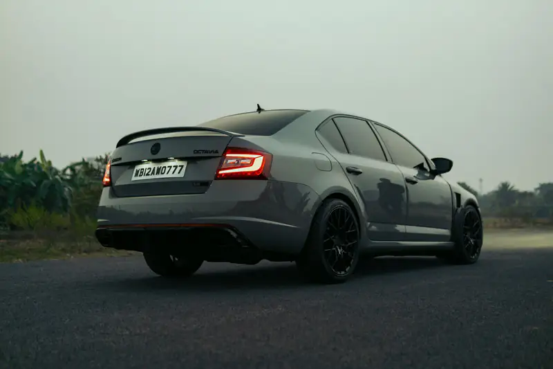 Siva Škoda Octavia RS, pogled sa zadnje strane