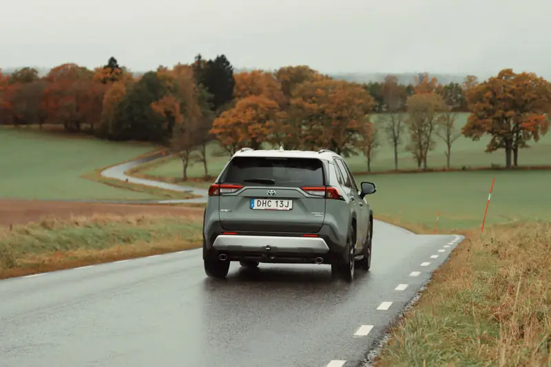 Toyota RAV4 hibrid na seoskom putu