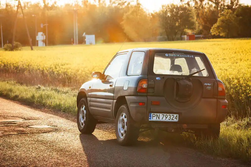 Starija generacija Toyota RAV4 na makadamskom putu