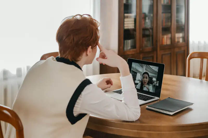 Razgovor preko video poziva o prodaji stana