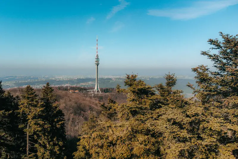 Avalski toranj iznad šuma na Voždovcu