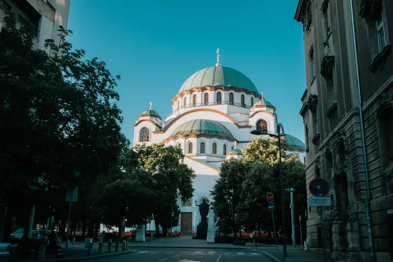 Hram Svetog Save na Vračaru okružen zgradama