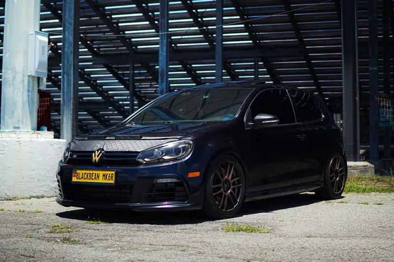 Crni Volkswagen Golf 6 parkiran u gradu