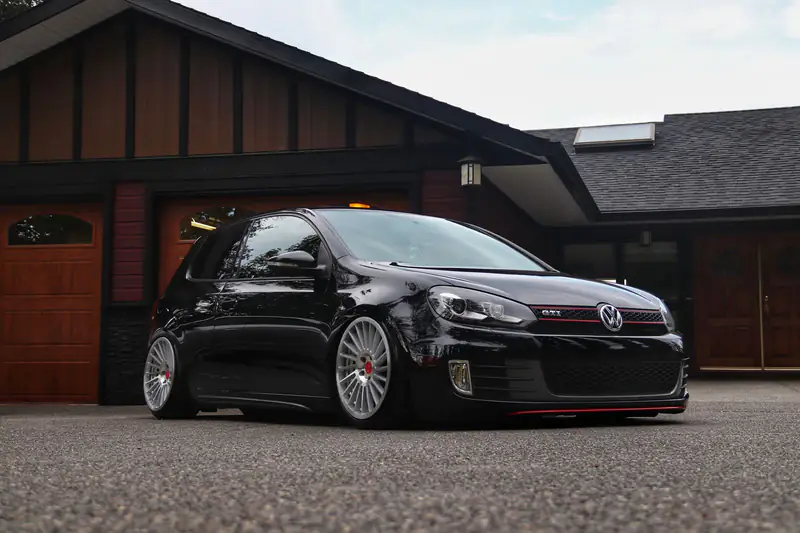Crni Volkswagen Golf 6 GTI ispred kuće