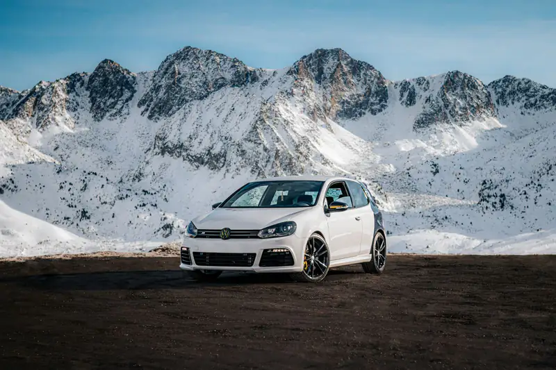 Beli Volkswagen Golf 6 R na planini