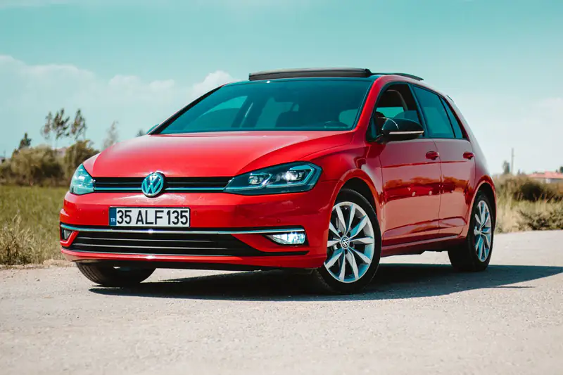 Crveni Volkswagen Golf 7 posle redizajna