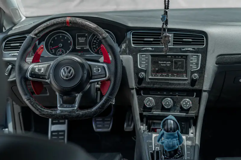 Enterijer Volkswagen Golf 7 GTI sa volanom i instrument tablom