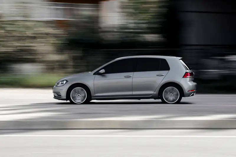 Srebrni Volkswagen Golf 7 u vožnji