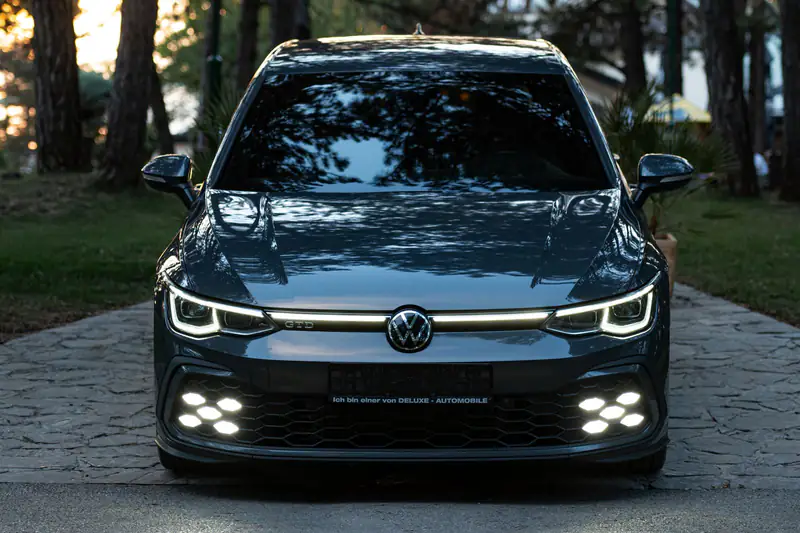 Volkswagen Golf 8 GTI sa svetlosnom trakom na prednjoj strani