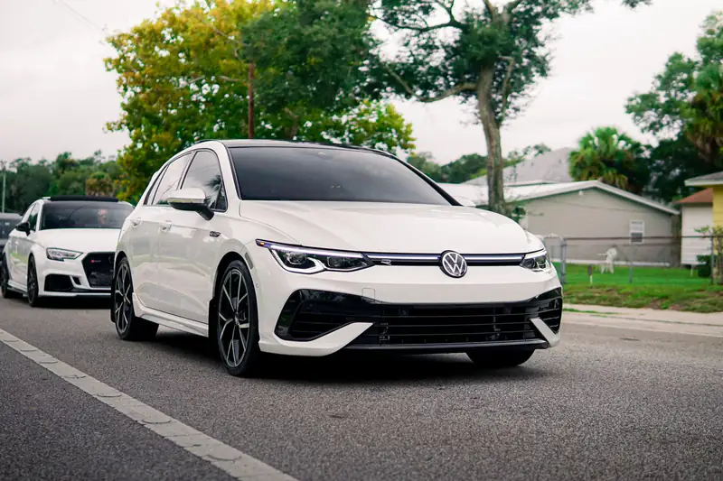 Beli Volkswagen Golf 8 R na ulici