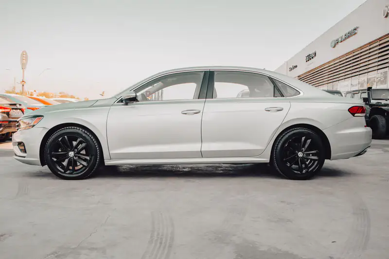 Srebrni Volkswagen Passat, pogled sa strane