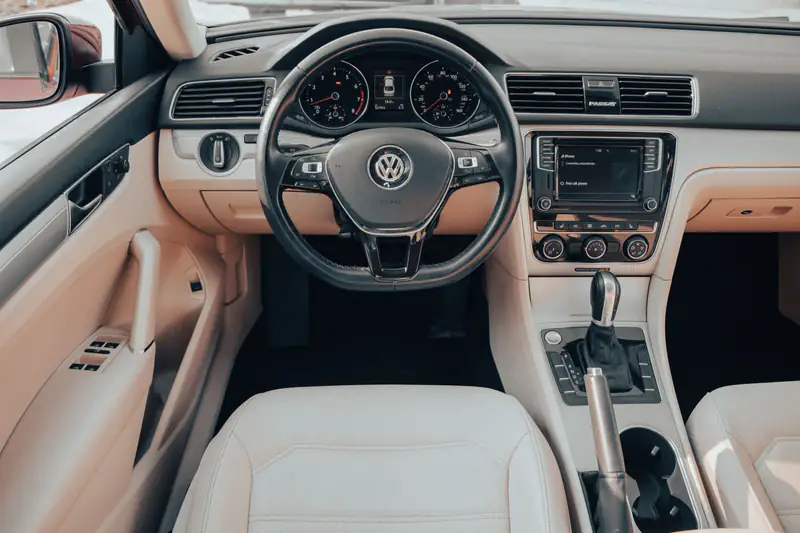 Enterijer Volkswagen Passata sa volanom i instrument tablom