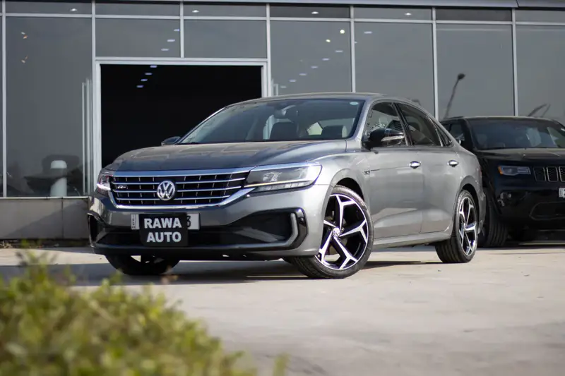Sivi Volkswagen Passat limuzina