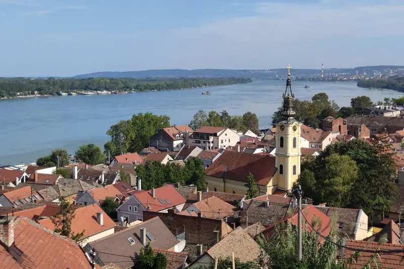Krovovi Zemuna i crkveni toranj uz Dunav