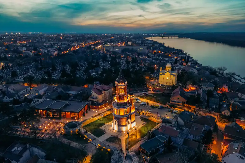 Gardoš kula i Stari Zemun u sumrak